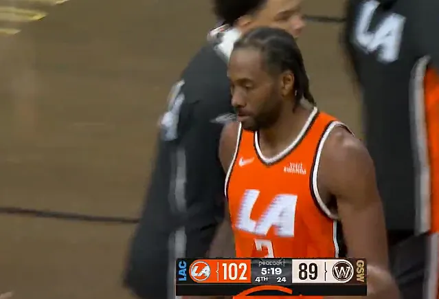 开云官方入口-伦纳德一打二慢三步上篮拿21分，快船轰出25-10反超勇士13分